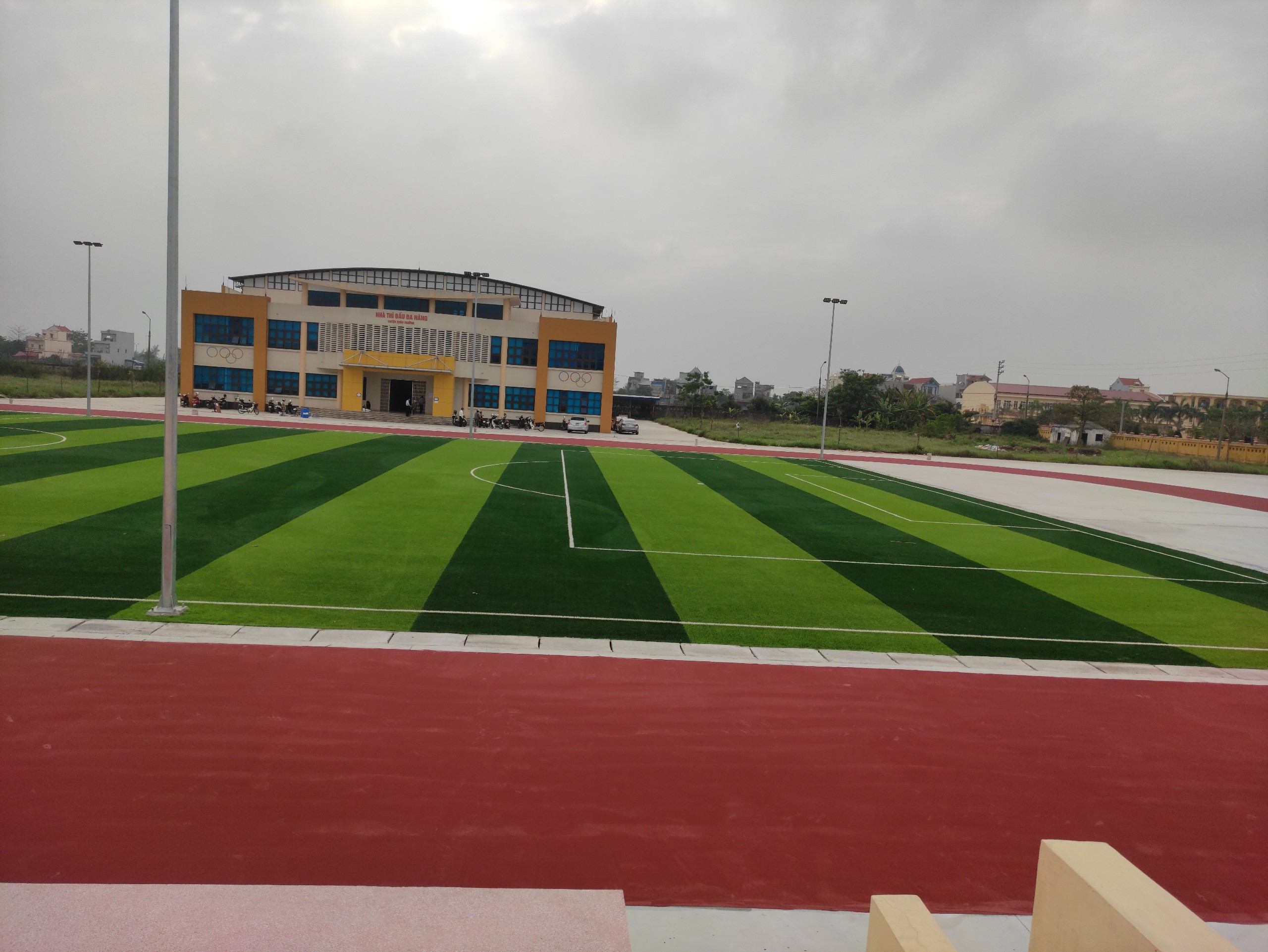 Thi công sân điền kinh